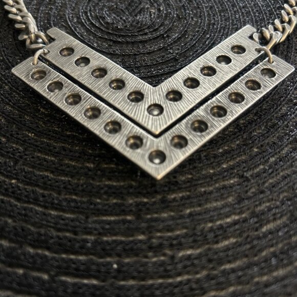 Fashion Spike Necklace - Picture 4 of 5